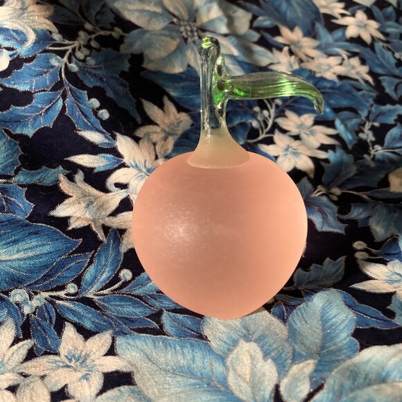 Vintage Frosted Art Glass Apple with leaf Paperweight By Crowning Touch - Picture 3 of 5